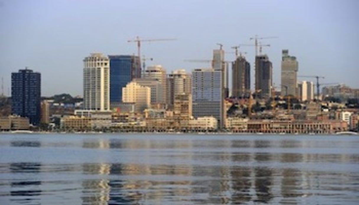 Les chantiers de construction battent leur plein dans la baie de Luanda. © Stéphane de Sakutin/AFP