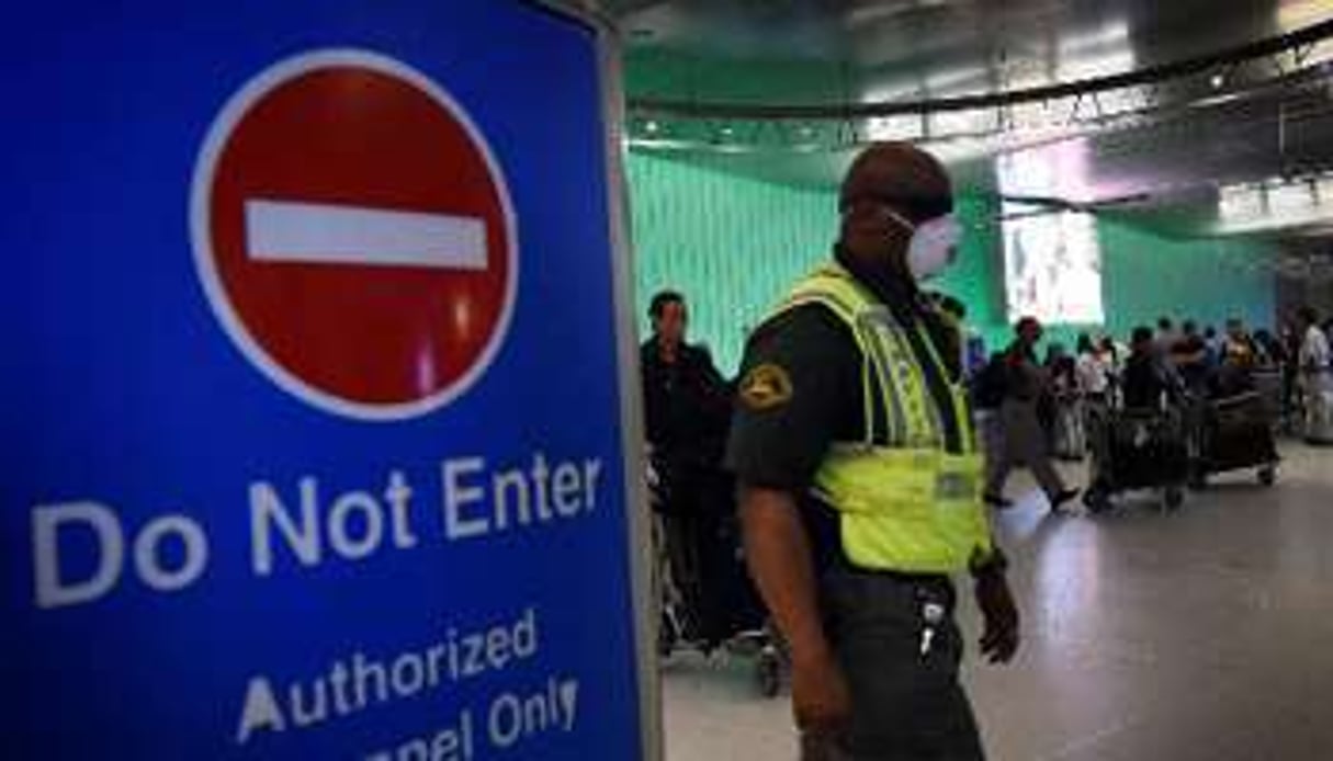 Un employé de l’aéroport de Los Angeles porte un masque pour se protéger du virus Ebola. © AFP