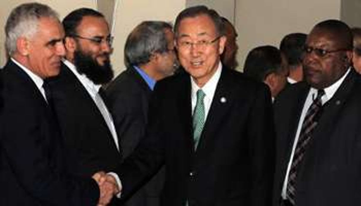 Le secrétaire général de l’ONU Ban Ki-moon (c) à son arrivée à Tripoli le 11 octobre 2014. © AFP