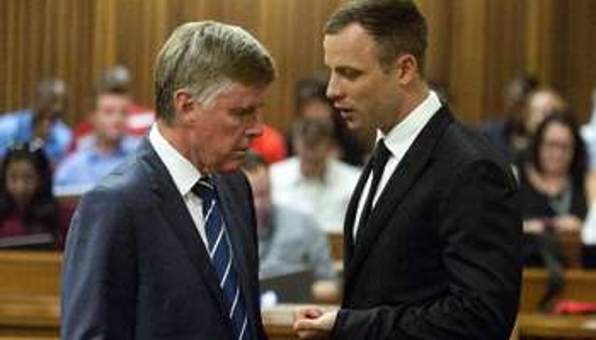 Pistorius (D) et son avocat le 13 octobre 2014 à l’ouverture de l’audience au tribunal à Pretoria. © AFP