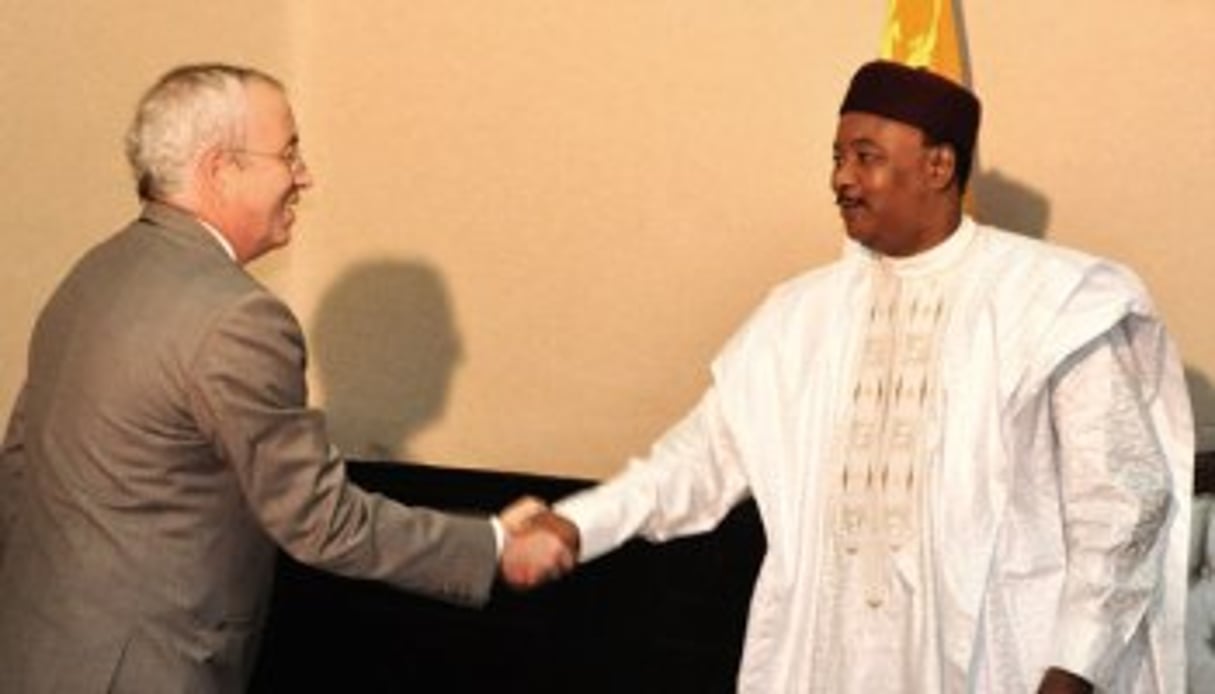 Luc Oursel, patron d’Areva, et le président Mahamadou Issoufou, lors de la signature de l’accord de Niamey, le 26 mai. © Areva