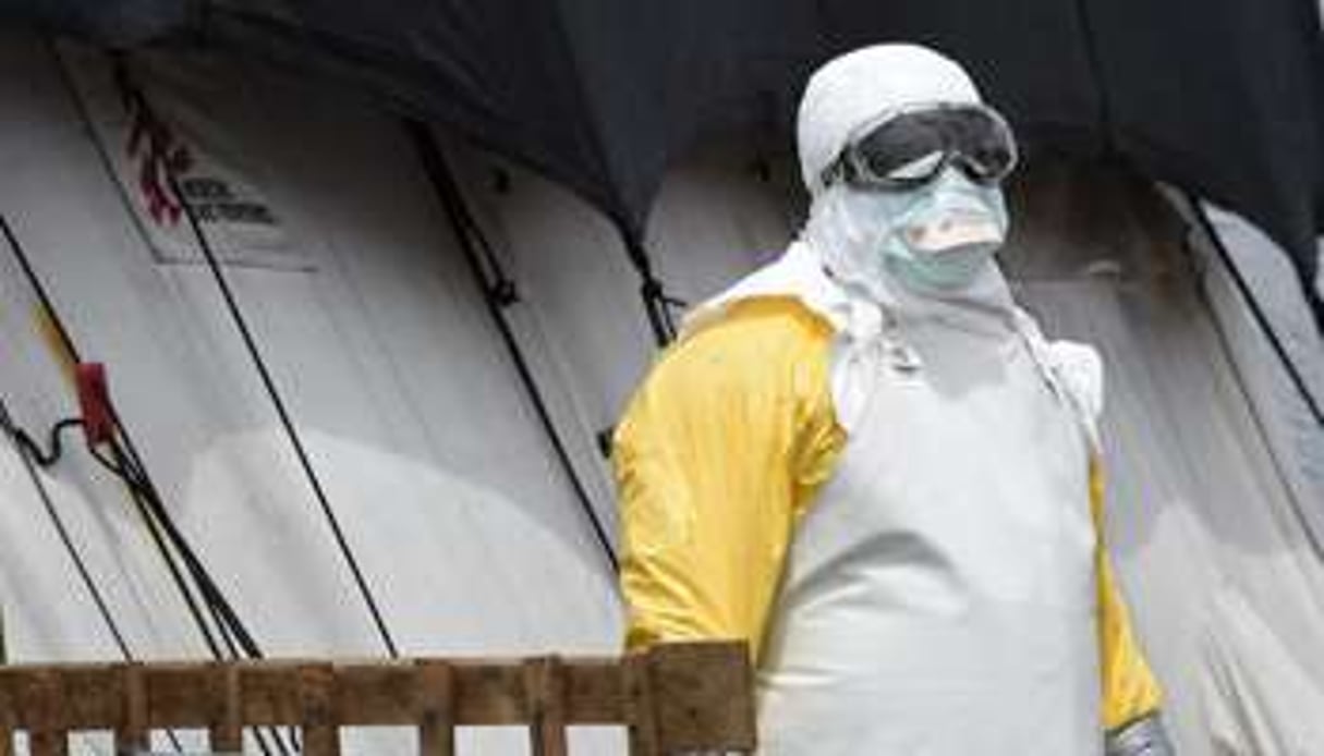 Un membre d’une équipe médicale à l’entrée d’un centre de soins pour Ebola, le 27 septembre 2014 © AFP