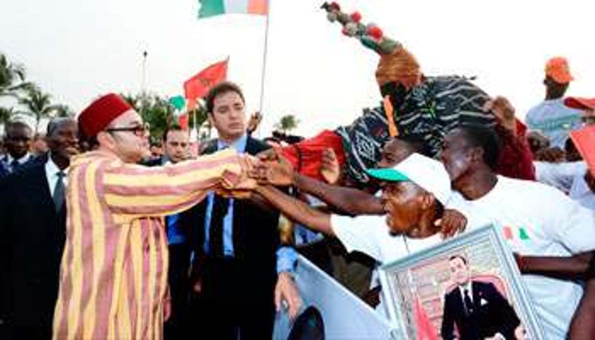 Le souverain chérifien saluant la foule à son arrivée à Abidjan, le 23 février 2014. © PDN/SIPA