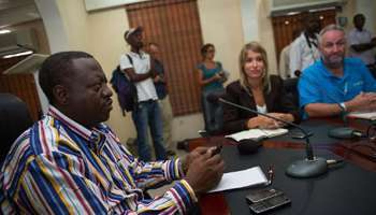 Le ministre congolais de l’Intérieur, Richard Muyej (g), le 4 décembre 2012 à Goma. © AFP