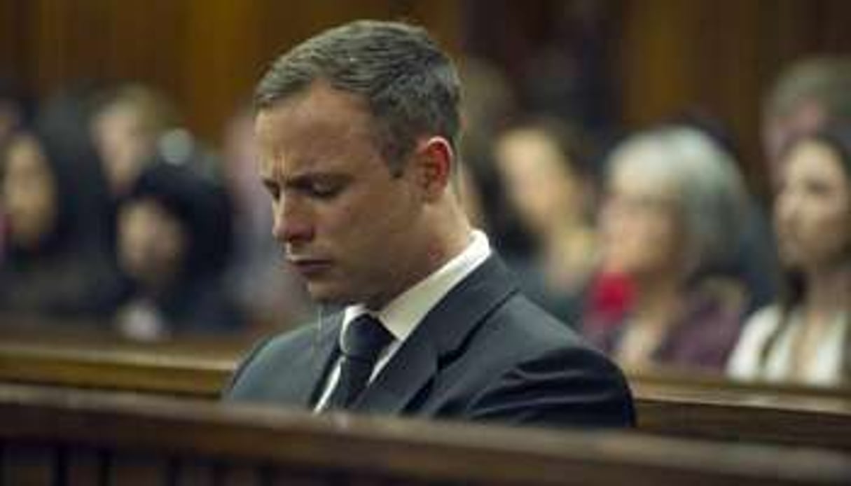 Oscar Pistorius pleure lors de son procès, le 17 octobre 2014 au tribunal de Pretoria. © AFP