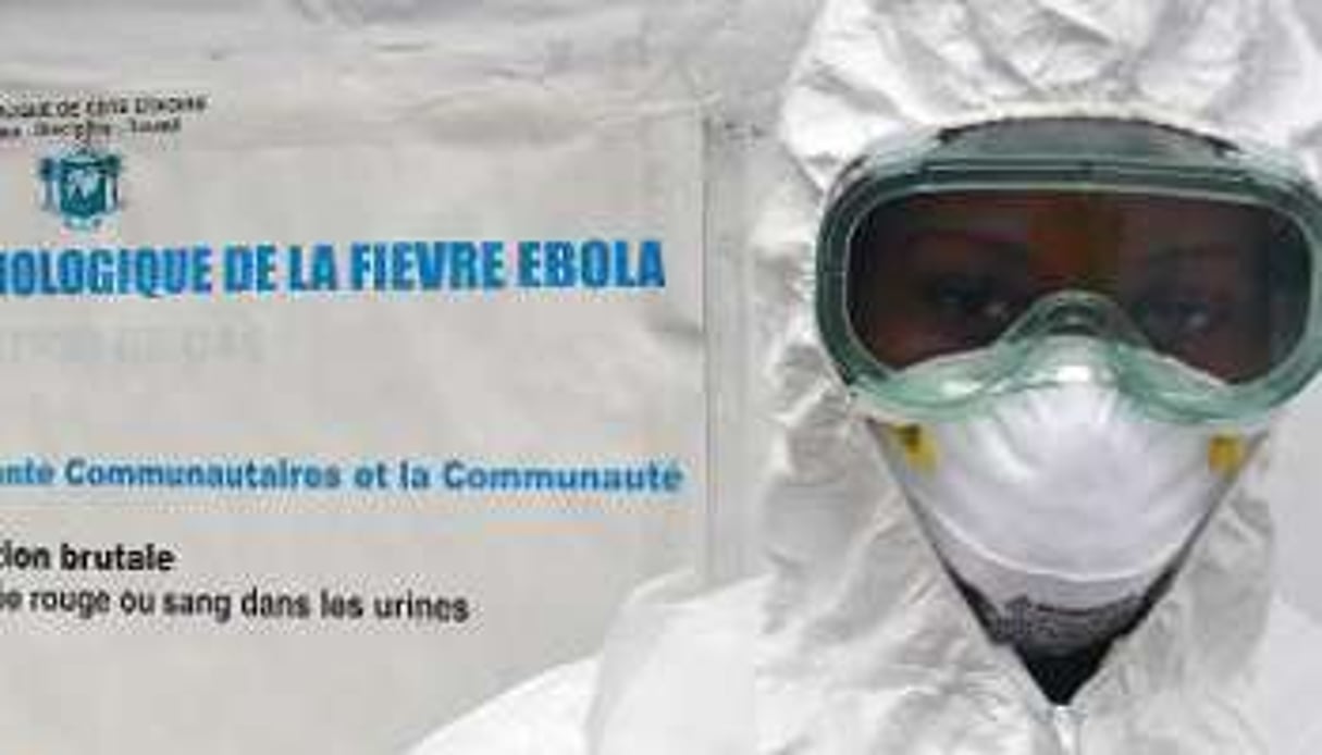 Un travailleur de santé pose devant des instructions concernant Ebola. © AFP
