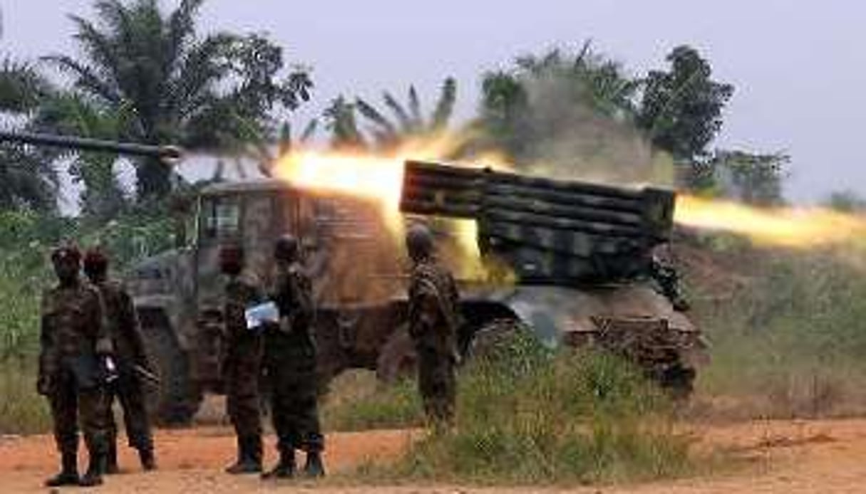 Des soldats de la RDC lancent un missile contre des rebelles ADF, près de Kokola. © AFP