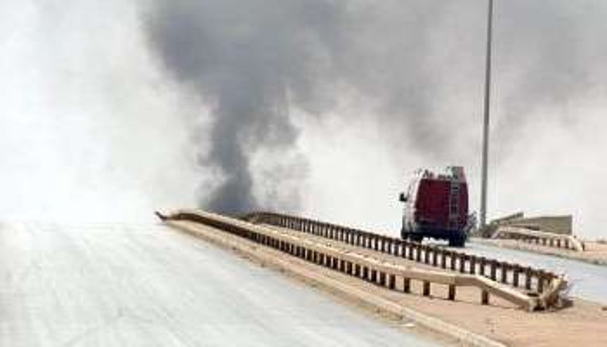 Un véhicule sur une route vers Benghazi. © AFP