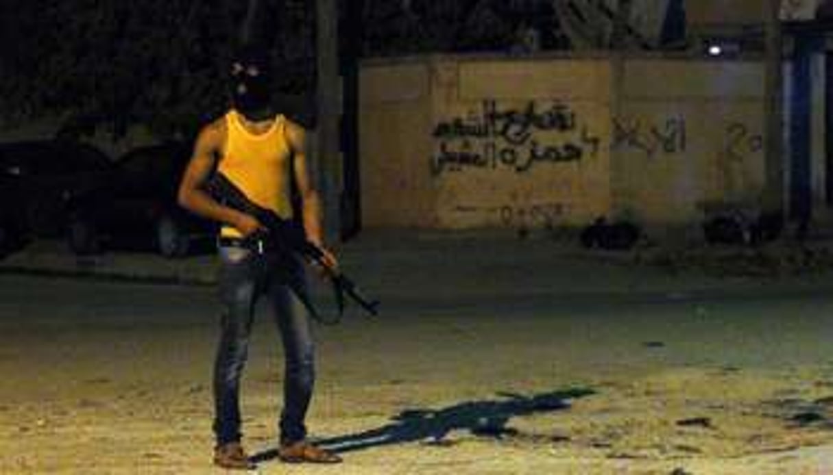 Un homme armé et masqué dans une rue de Benghazi, le 29 juillet 2014. © AFP