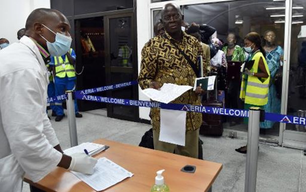 Ebola: grands sourires à l’atterrissage à Abidjan du 1er vol en provenance de Guinée © AFP