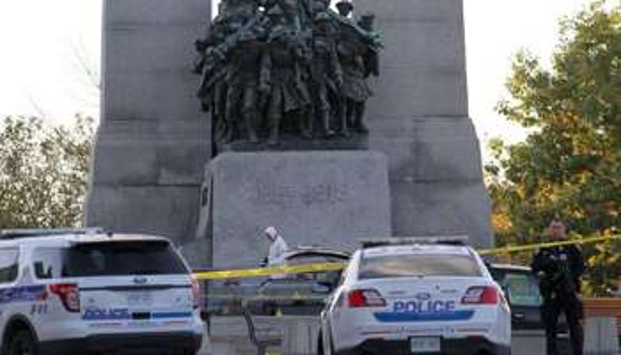 Le Mémorial de la guerre après une fusillade au Parlement, le 22 octobre à Ottawa, au Canada. © AFP