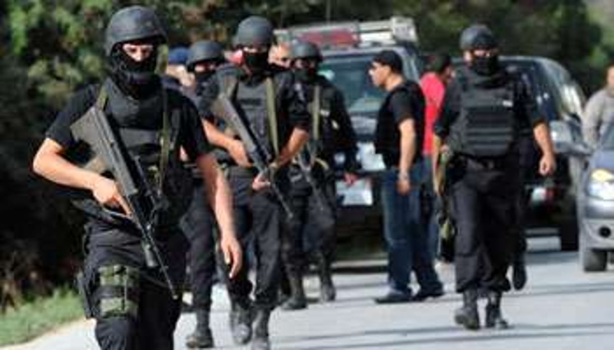 Des membres de la garde nationale tinisienne sont déployés dans la ville de Oued Ellil. © AFP