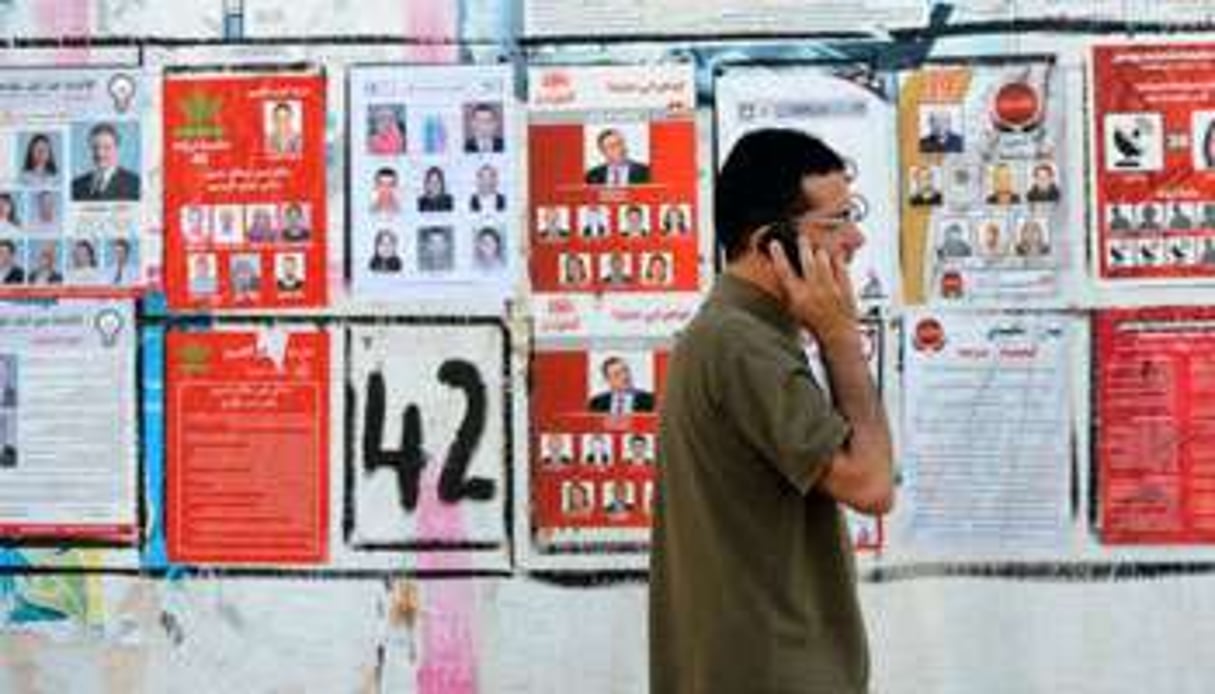 Des affiches électorales dans la banlieue de Tunis © AFP