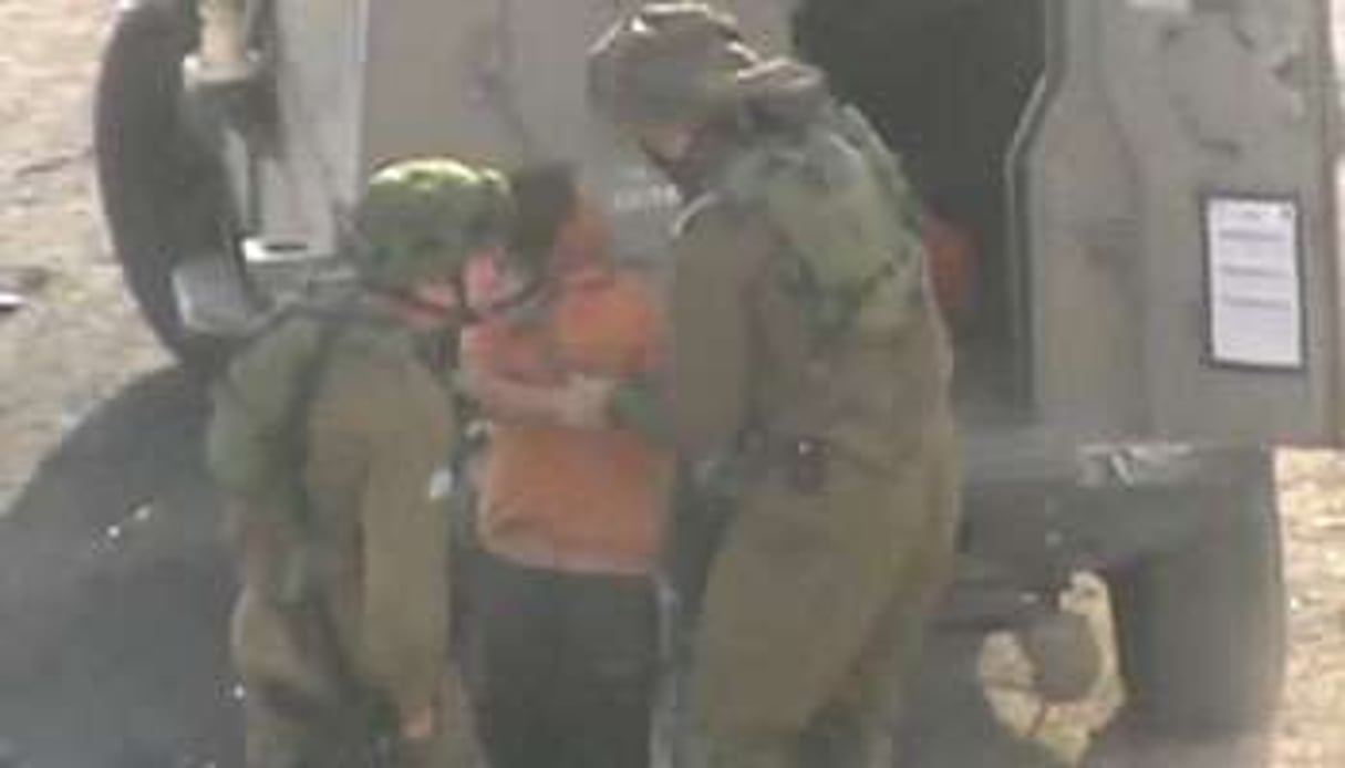 Des soldats israéliens arrêtant un enfant palestinien. © Capture d’écran.