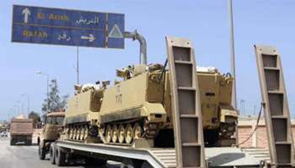 Un camion de l’armée égyptienne transporte des blindés. © AFP