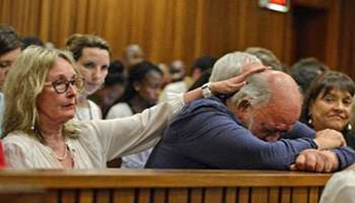 June Steenkamp et son mari, parents de Reeva tuée par Pistorius, le 15 ocotbre 2014 à Pretoria. © AFP