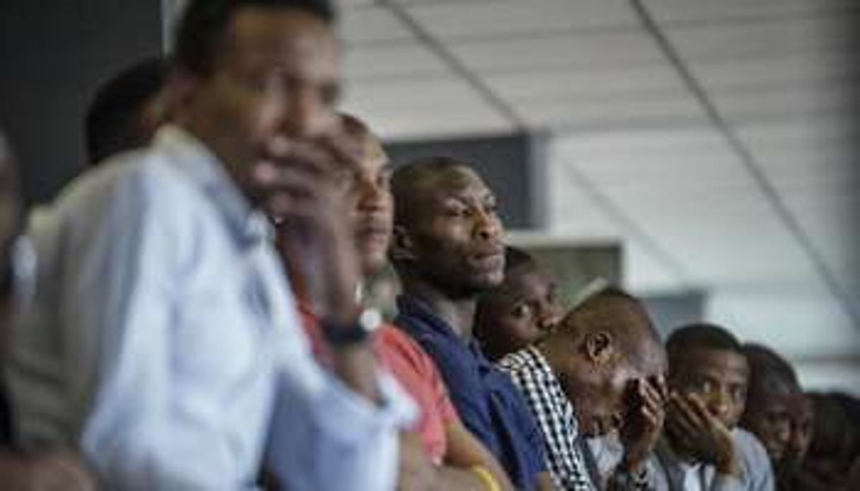 Les joueurs d’Orlando Pirates en recueillement le 27 octobre 2014 à Johannesburg. © AFP
