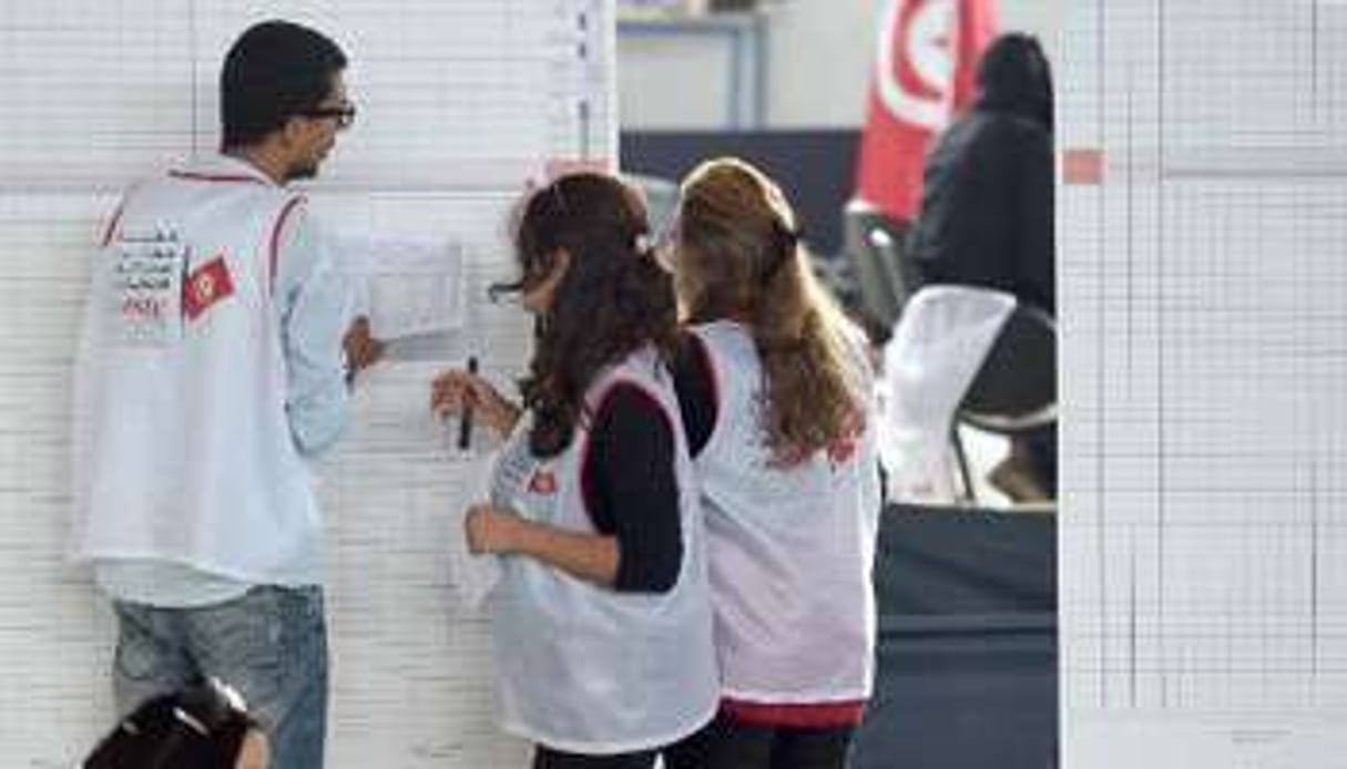Des agents électoraux procèdent au comptage des bulletins de vote des élections législatives. © AFP