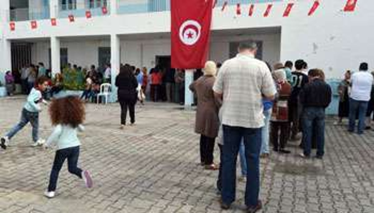 Des électeurs tunisiens le 26 octobre. © AFP