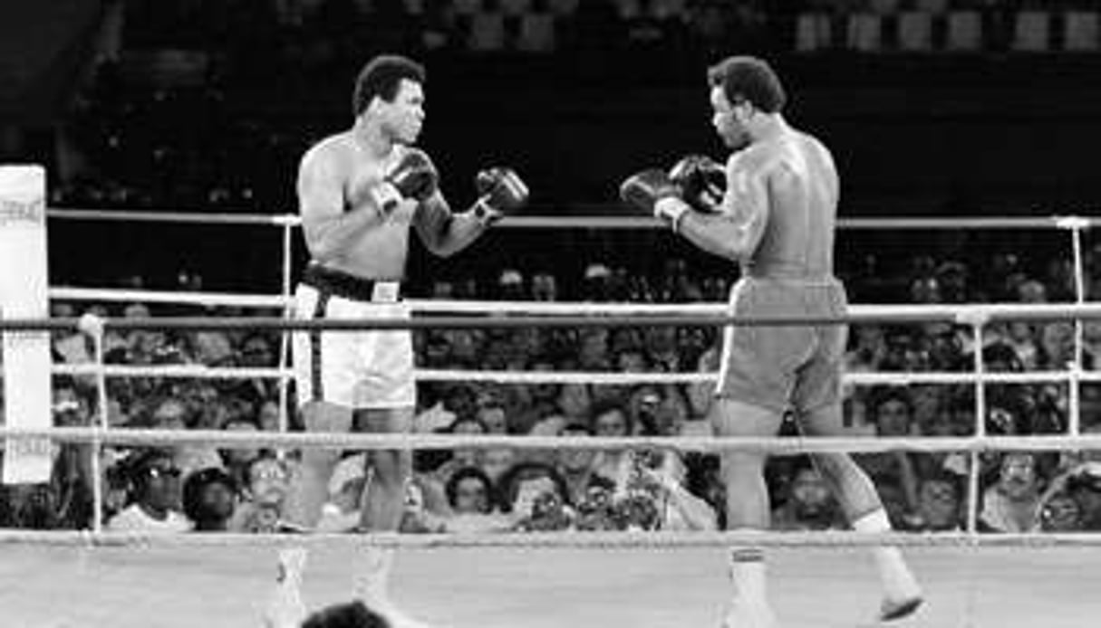 Muhammad Ali (g.) face à Geroge Foreman. © AFP