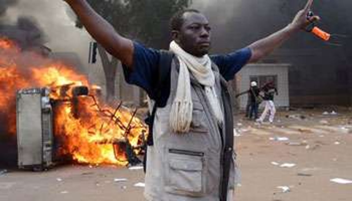 Un manifestant à Ouagadougou, le 30 octobre. © AFP