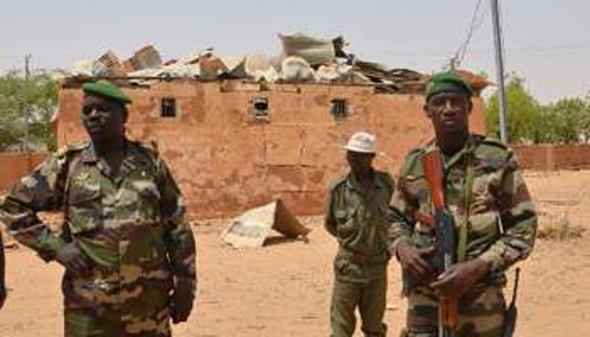 Des soldats nigériens sur une base de l’armée à Agadez, le 26 mai 2013. © AFP