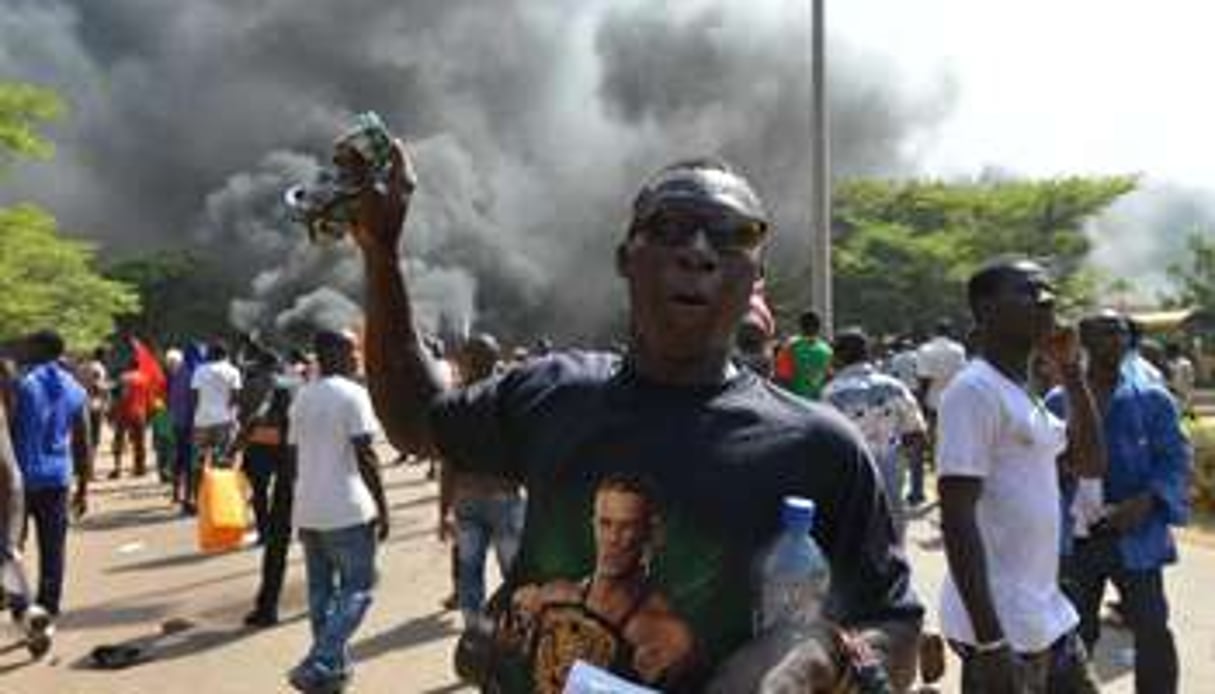 Des manifestants devant l’Assemblée nationale du Burkina Faso à Ouagadougou le 30 octobre 2014. © AFP