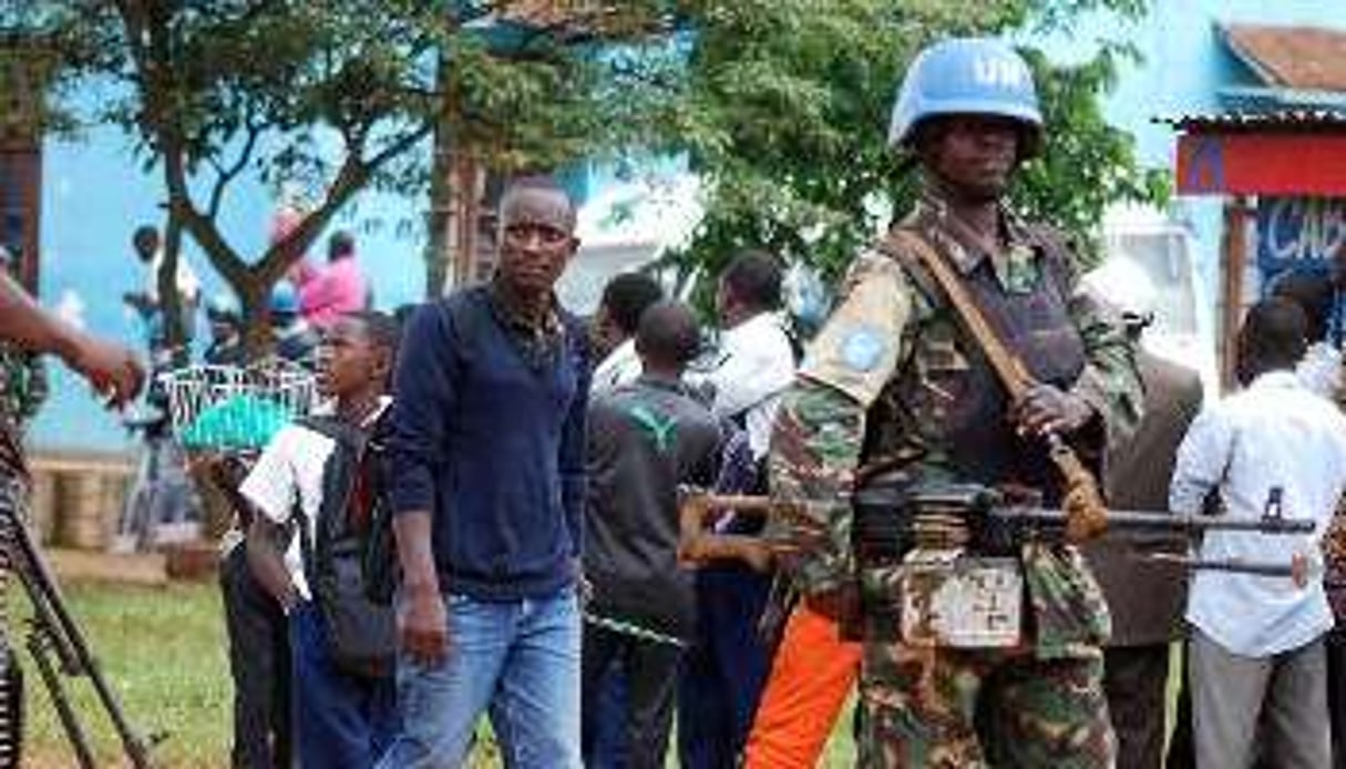 Des Casques bleus de la Monusco patrouillent dans les rues de Beni, le 23 octobre 2014 en RDC. © AFP