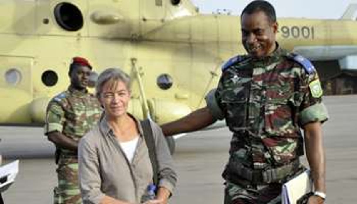 Gilbert Diendéré et l’otage suisse, Béatrice Stockly, en avril 2012 à Ouagadougou. © AFP
