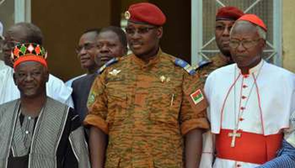 Le lieutenant-colonel Isaac Zida (c), le 4 novembre 2014 à Ouagadougou. © AFP