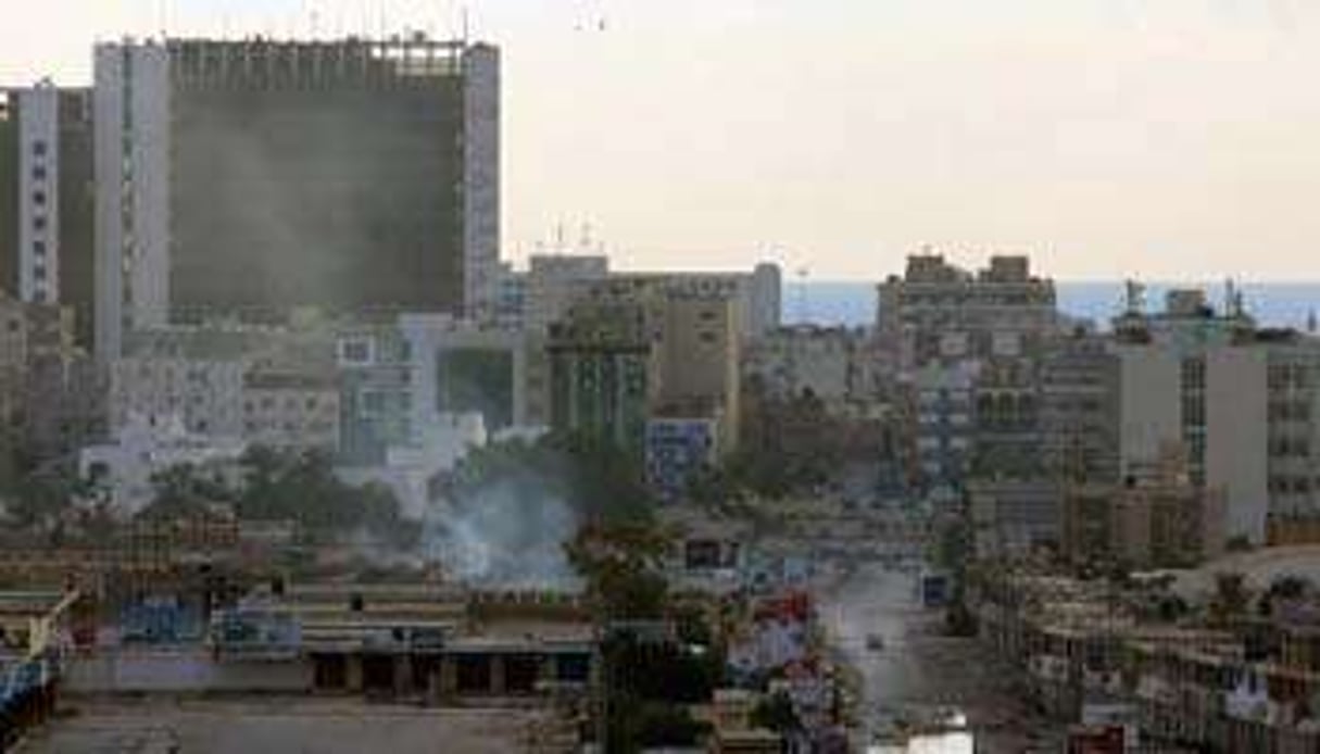 De la fumée s’échappe de batiments officiels à Benghazi, le 3 novembre 2014. © AFP