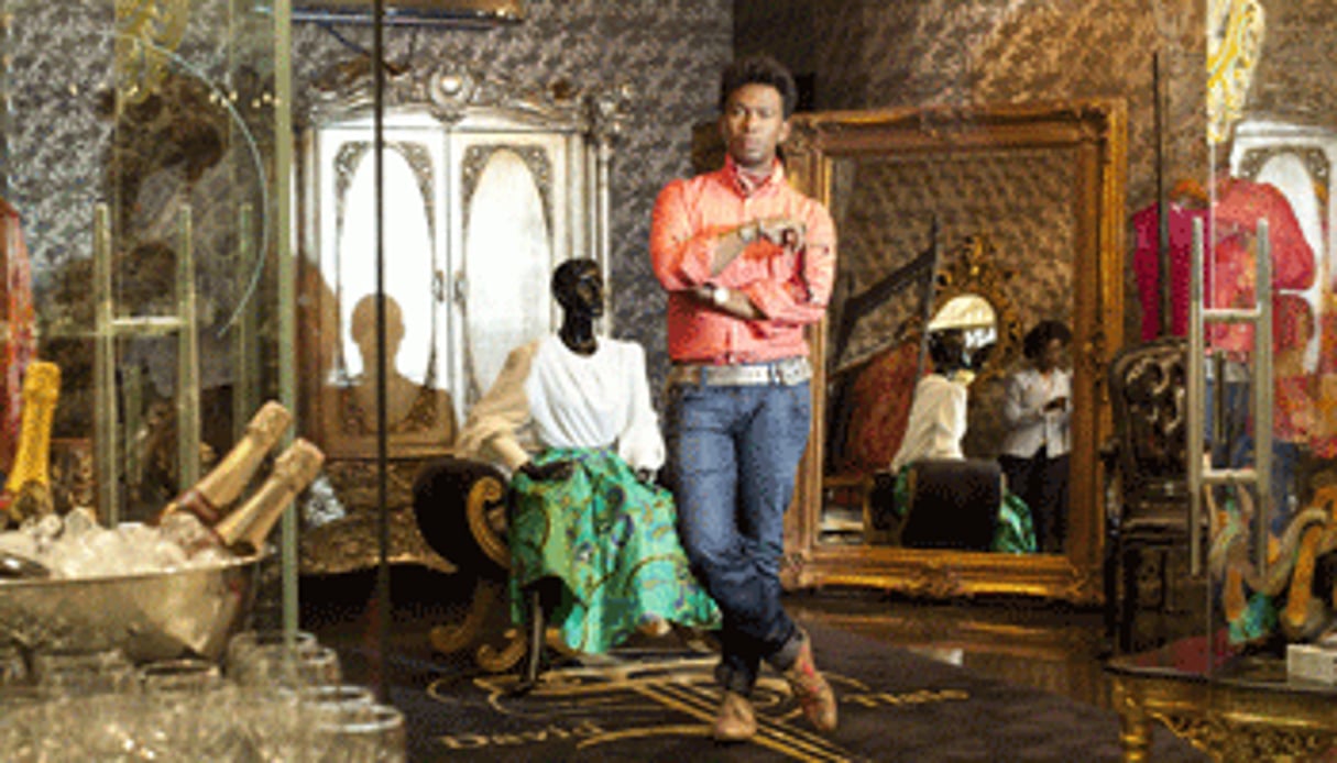 David Tlale dans sa boutique au coeur des Michelangelo Towers de Johannesburg. © Paul Shiakallis/Pour J.A.