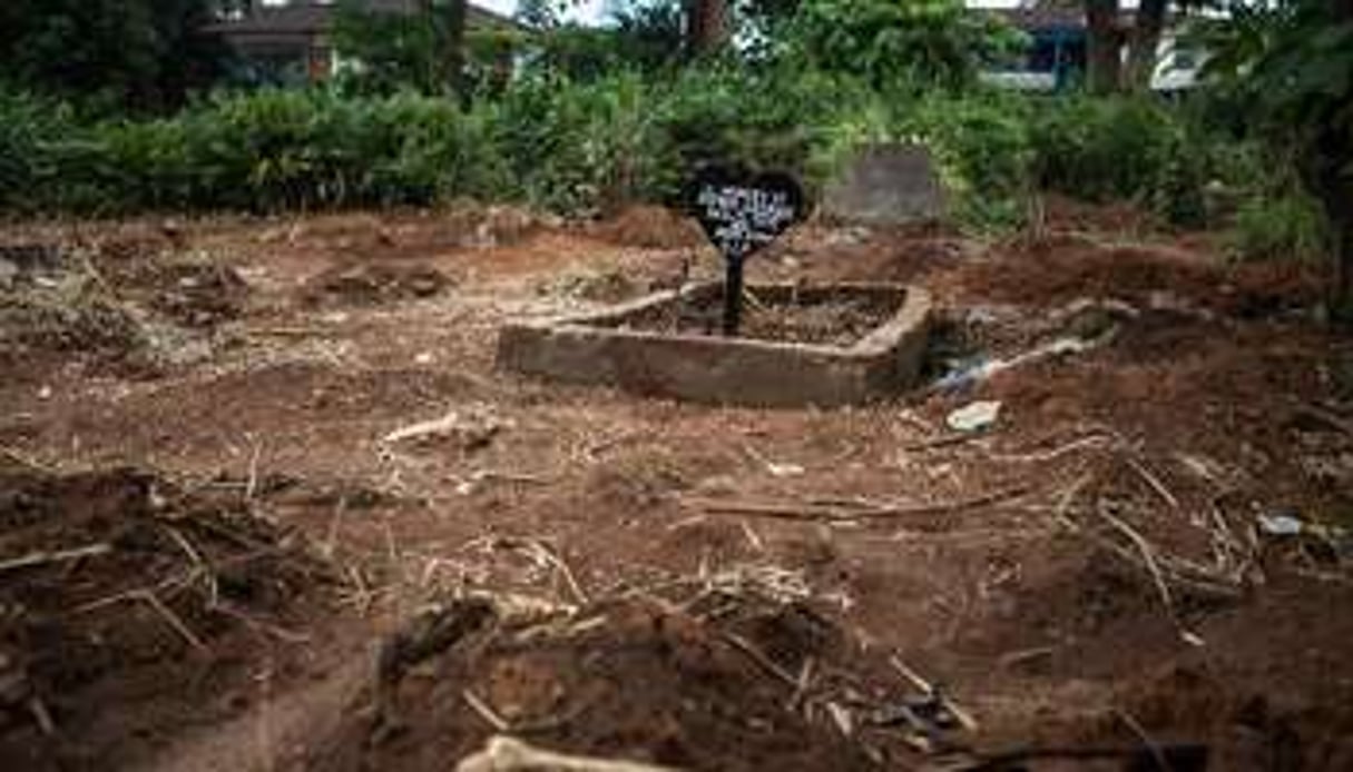 La tombe d’une victime du virus Ebola à Freetown, le 10 octobre 2014. © AFP