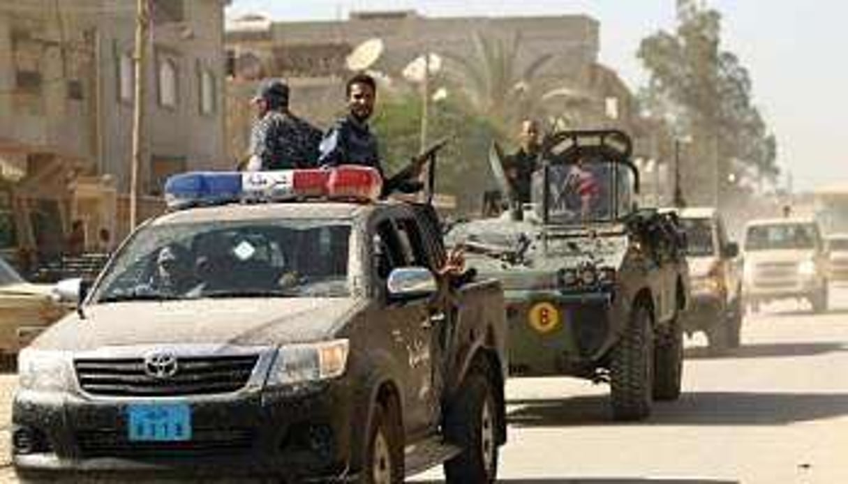 Des forces sécurité libyennes dans une rue de Benghazi, en juin. © AFP