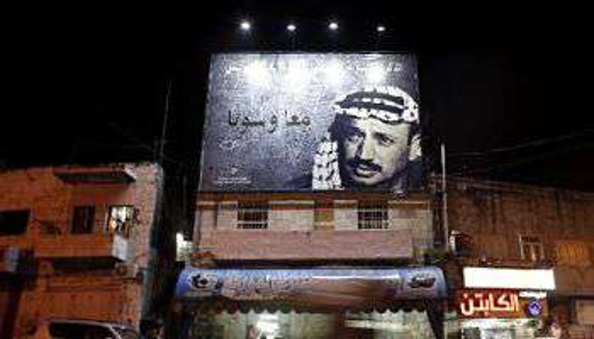 Un portrait géant de l’ancien leader palestinien Yasser Arafat. © AFP