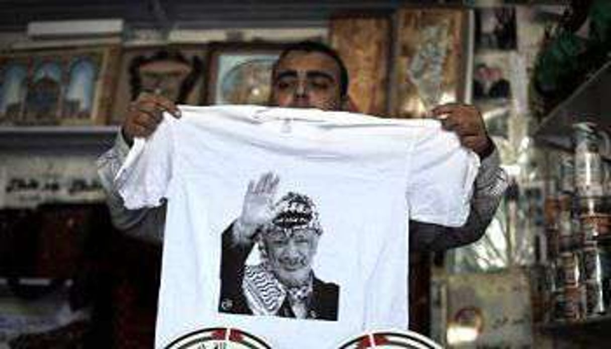 Des articles proposés à la vente pour célébrer le 10e anniversaire de la mort de Arafat. © AFP
