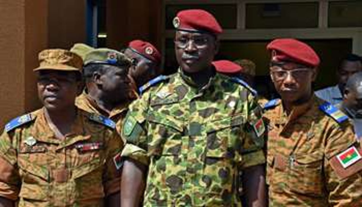 Le lieutenant-colonel Zida (c) et le colonel Barry (d), le 31 octobre à Ouagadougou. © AFP