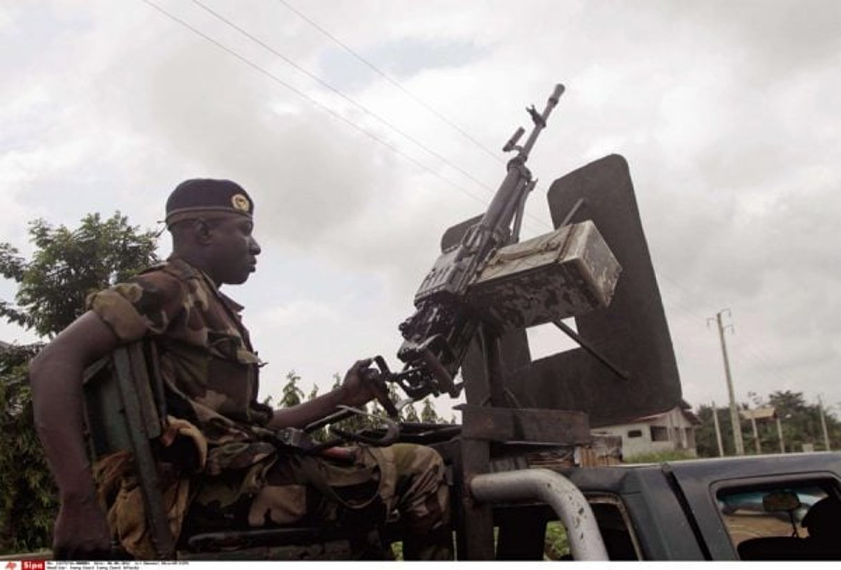 Un militaire ivoirien dans le quartier de Cocody, à Abidjan, le 6 août 2012. © Emanuel Ekra/AP/SIPA