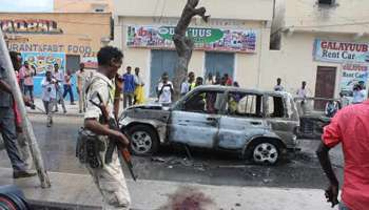 Les forces de sécurité somaliennes sur les lieux de l’attentat, le 16 novembre 2014. © AFP