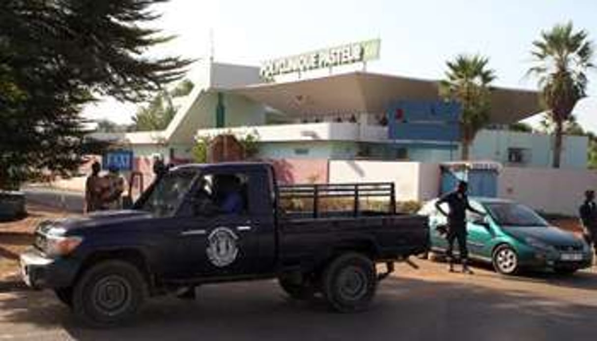 Véhicule militaire positionné devant la clinique Pasteur le 12 novembre 2014 à Bamako. © AFP