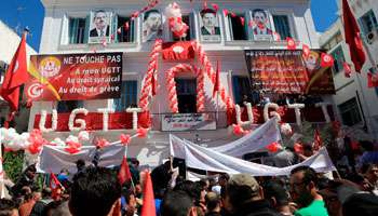 Devant le siège du syndicat, lors de la Fête du travail, le 1er mai, à Tunis. © Yassine Gaidi/Citizenside