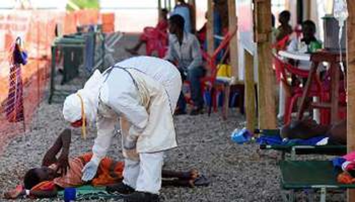 Un centre de traitement contre Ebola à Kenama, au Sierra Leone. © AFP