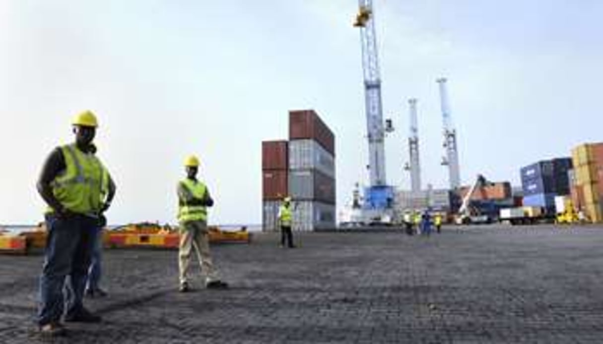 Bolloré Africa Logistics entend investir un total de 500 millions d’euros durant les 25 ans que dure sa concession sur le terminal à conteneurs du port de Conakry, décrochée en 2011. © Vincent Fournier/JA