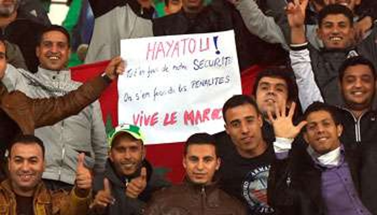 Supporters marocains s’en prenant au patron de la Confédération africaine de football. © Fadel Senna/AFP
