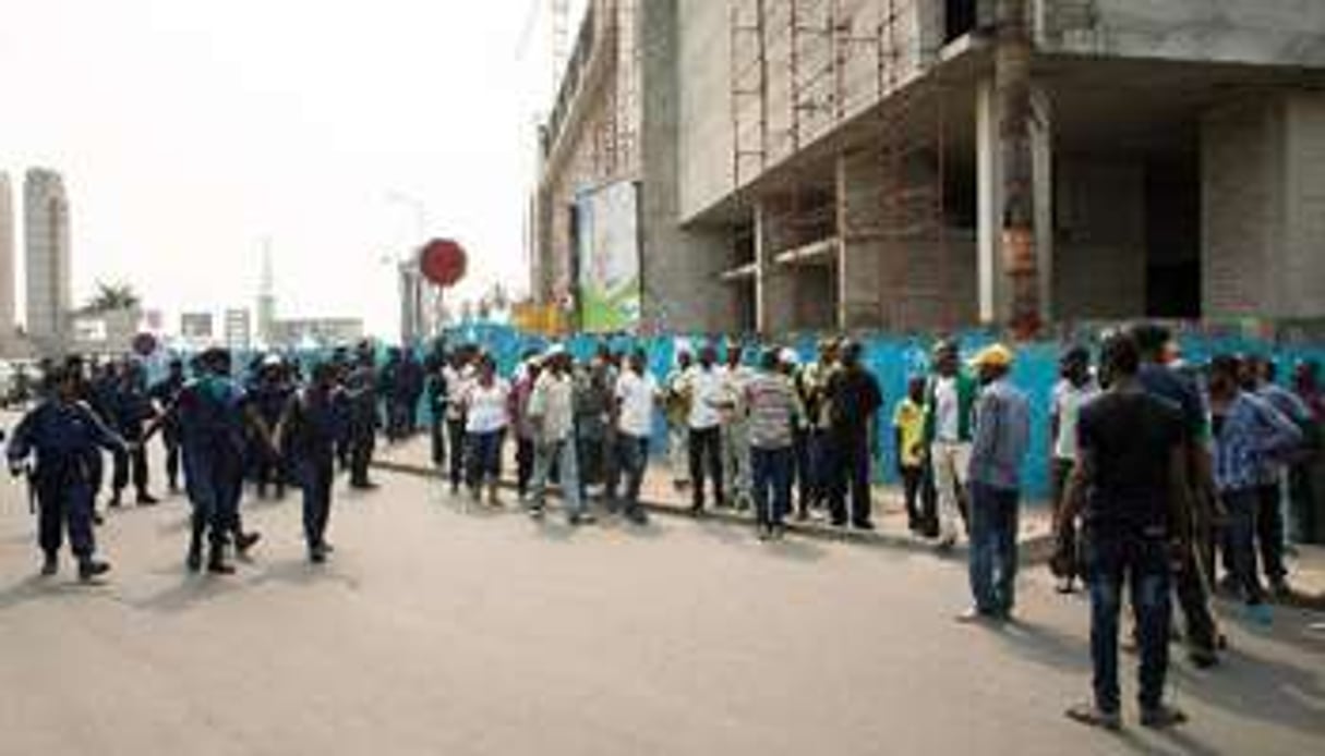 Des policiers congolais dans une rue de Kinshasa, le 13 septembre 2014, en RDC. © AFP