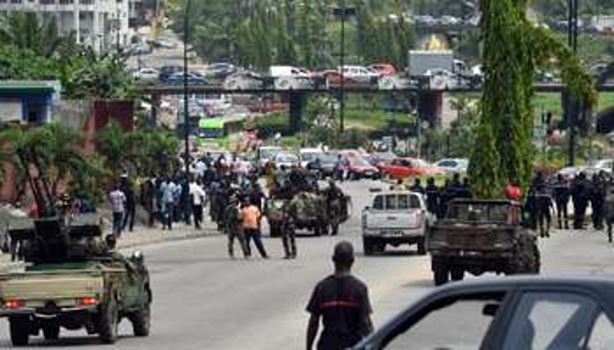 Des soldats ivoiriens bloquent l’une des rues menant au Plateau, le 19 novembre 2014. © AFP