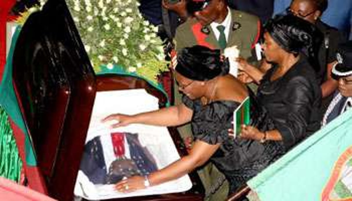 La première dame zambienne Christine Kaseba lors d’un dernier adieu à son époux. © AFP
