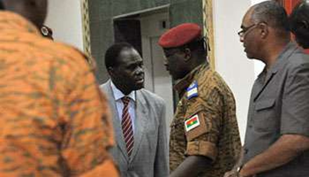 Michel Kafando et le lieutenant-colonel Isaac Zida, le 19 novembre 2014 à Ouagadougou. © AFP