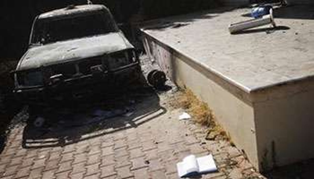 Un véhicule incendié dans l’enceinte du consulat américain de Benghazi, le 13 septembre 2012. © AFP