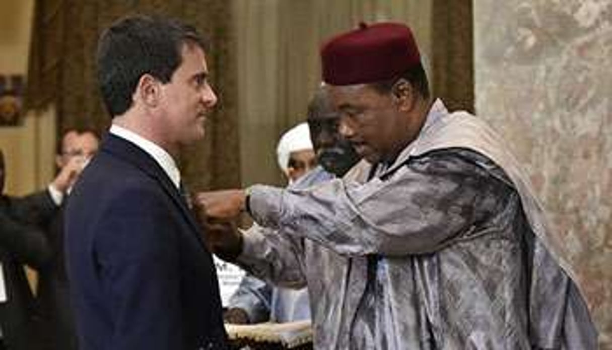 Issoufou remet l’Ordre National du Niger à Valls, le 23 novembre 2014 à Niamey. © AFP